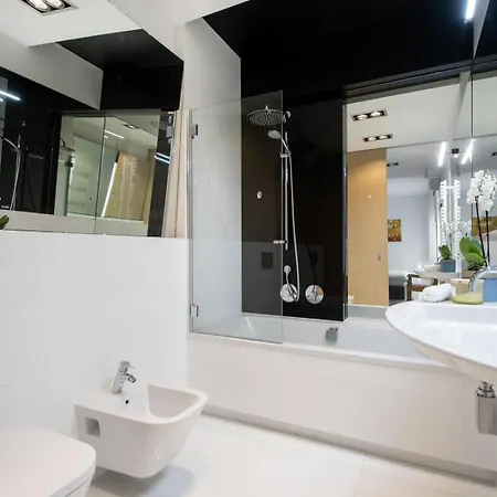 2 Bedroom View Pool And Parking * 华沙