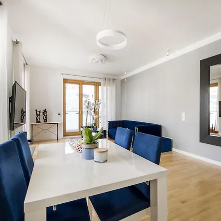 Apartman 2 Bedroom View Pool And Parking Varsó